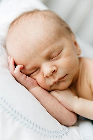 STUDIO PETITE NEWBORN Session  (Baby Only/Two Looks/45 mins)